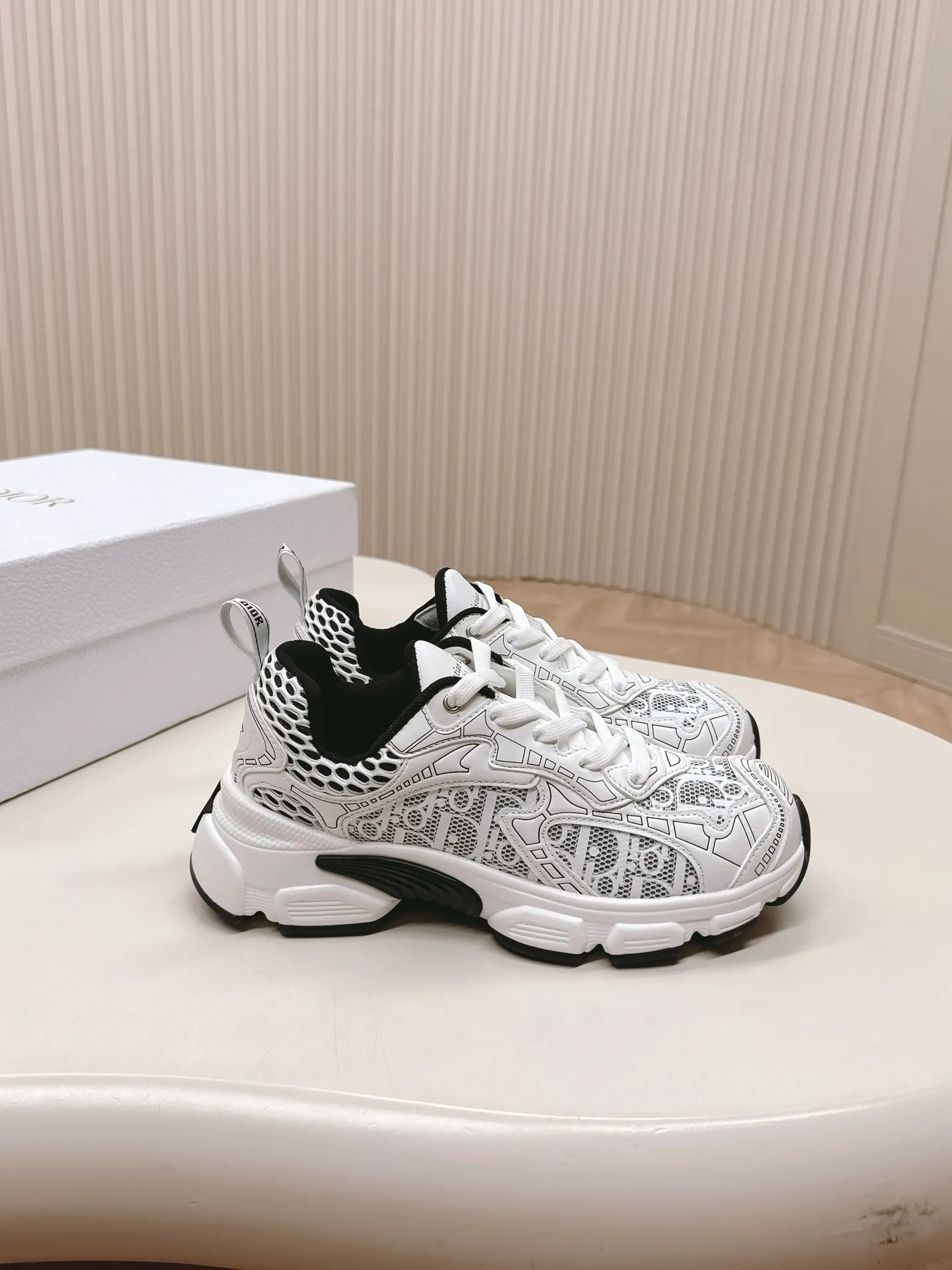👟👟Ex-factory price 620👟👟 Hot item, star model 2024 main hot item, the newly released Dior Chrono new casual sports shoes, running shoes, dad shoes are really cool, full of futuristic feeling! Really cool! Once again interpreting Dior's concept of cool fashion, the lucky star will bless you with good luck. The new EVA sole is super light and super soft! A perfect replica of the original! Fully matched material and mold! ! 35-40